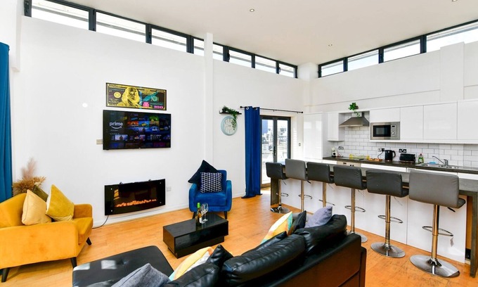 Cardiff City Centre Apartment | Stylish Penthouse Retreat with Private Terrace | Pass the Keys