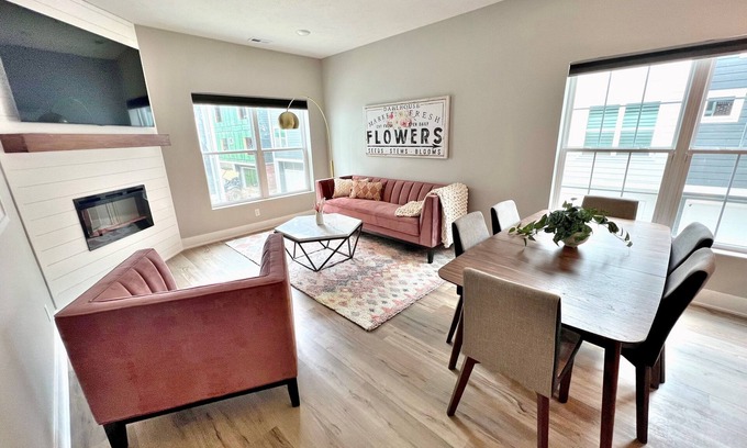 Dahlman House | Stylish Pristine New Townhouse with porch and rooftop deck- 5 min from downtown!