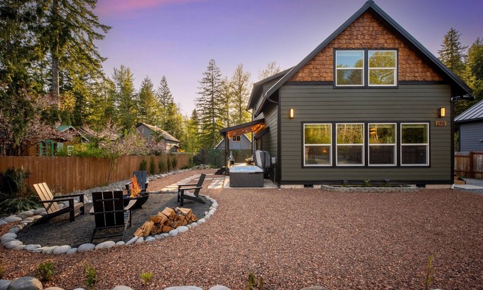 Paradise Estates Cabin | Stylish Rainier Retreat – Hot Tub & Stargazing
