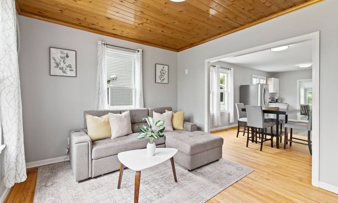 Bristol House | Stylish, Relaxing & Comfy 3 BDR Home. 2 minutes to Lake Compounce