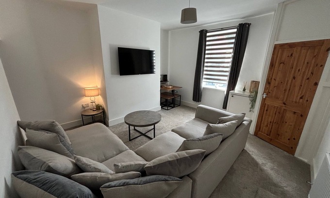 Radcliffe House | Stylish renovated home near Manchester City centre