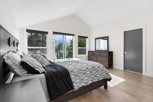 Harrison Mills House | Stylish Retreat in Agassiz with Scenic Views