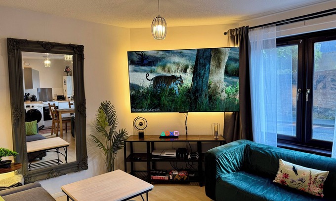 Pleasance Apartment | Stylish & Spacious City-Centre Flat | Prime Location, PS5, Netflix, Dining Space