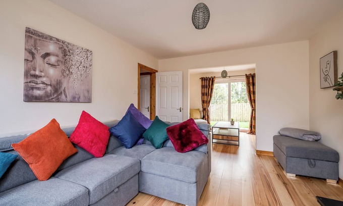 Lisburn House | Stylish & spacious entire 3+1BR house in Lisburn(near Belfast)with parking