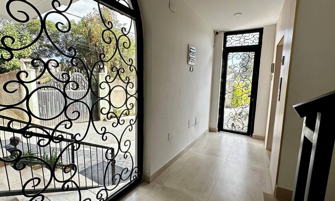 Yeka Bed & Breakfast | Stylish Stay + breakfast 403