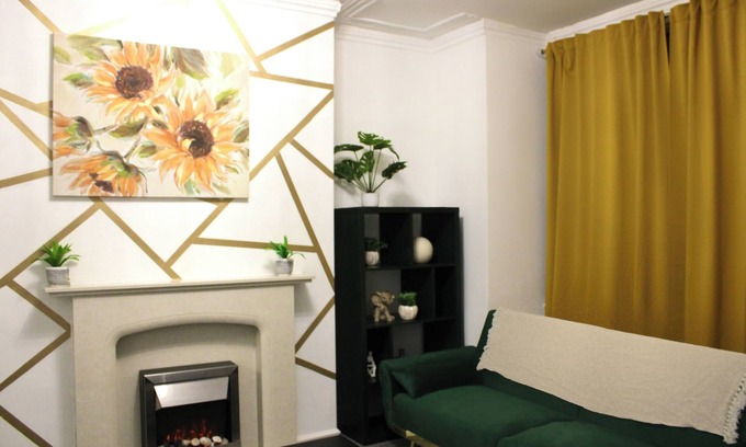 Openshaw House | Stylish Stay Near Etihad Stadium /TV Included /Great For Groups