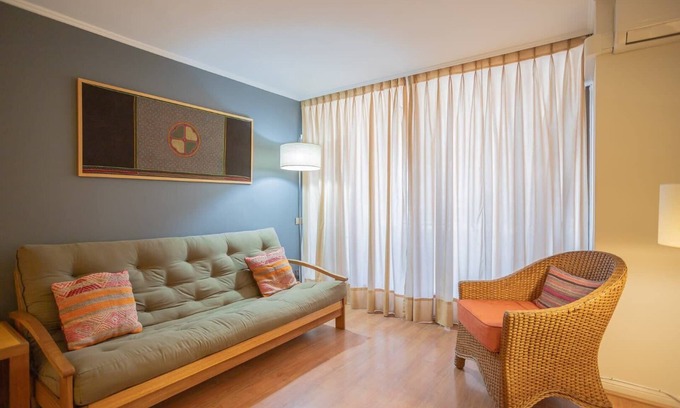 El Golf Apartment | Stylish stays adjacent to Costanera Center