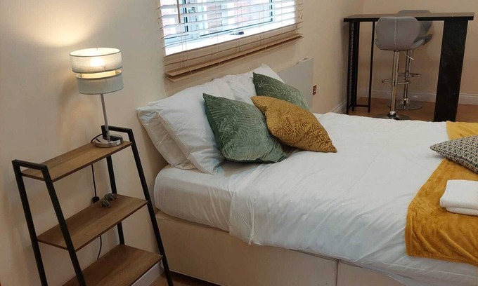 Cherry Hinton Apartment | Stylish studio apartment. Close to all local amenities.