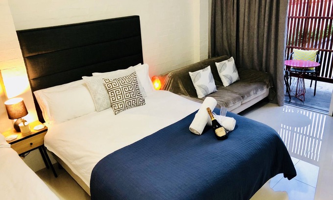 Oxley Park Apartment | Stylish Studio, Sleeps 4, Aircon