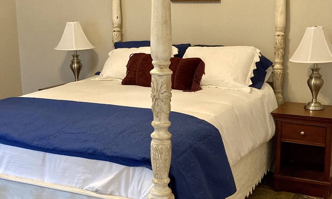 Gunter Afs House | Stylish Townhome near Rest's, Shopping