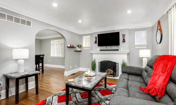 Grosse Pointe Apartment | Stylish, Tranquil & Comfy ~ Queen Beds ~ Pkg