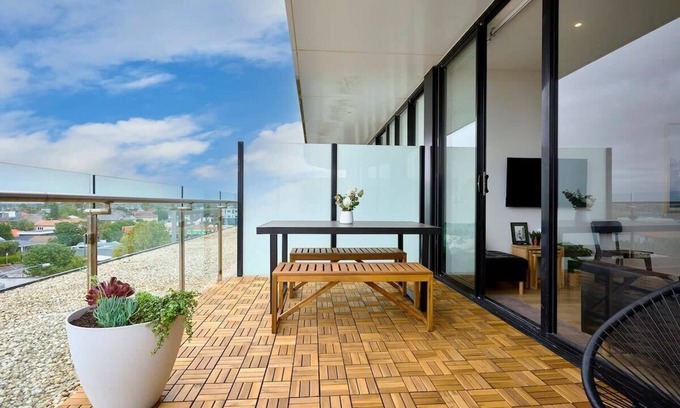 Essendon North Apartment | Stylish Urban Retreat: Prime Location