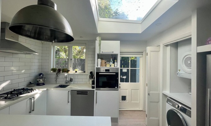 Grey Lynn House | Stylish Villa. Walking distance to Eden Park, Ponsonby & Grey Lynn Shops