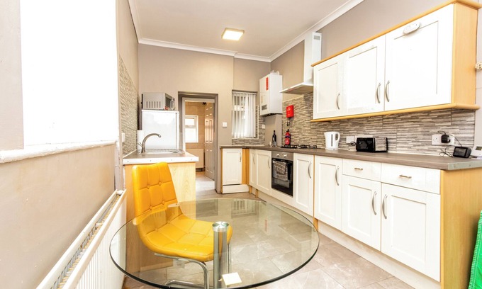St Helens House | Stylist 4 bedrooms house close to Railway Junction NHS entrance Tesco Morrisons