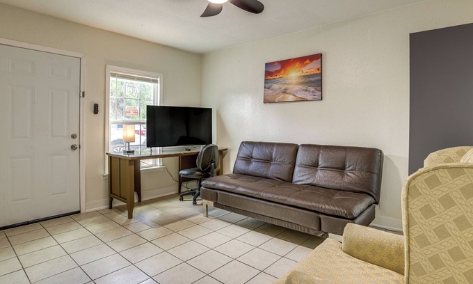 Clodine Condo | Suburban Home By Arthur Storey Park & HCA Houston!