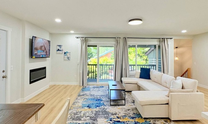 Sudden Valley House | Sudden Valley Luxury Retreat 3BR House -Steps to Lake Louise