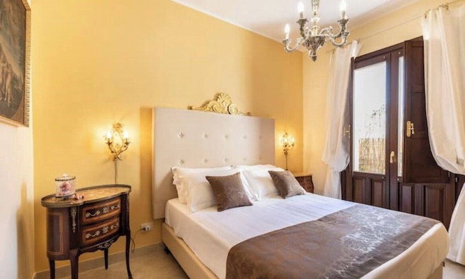 Pachino Condo | Suite apartment with period furnishings - Beatrice