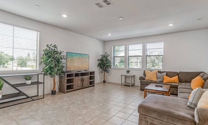 Irvine House | *Suite Getaway 2*Close to Beaches, Disneyland, Spectrum*