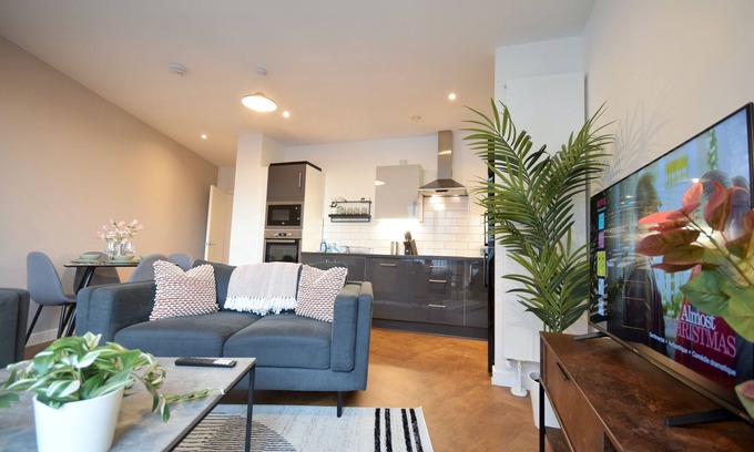 Northern Quarter Apartment | Suite Life: 2-Bed, 1-Bath Top-Floor in New Cross