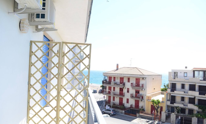 Fondachello Apartment | Suite Tramonto – romantic atmosphere with a sea view