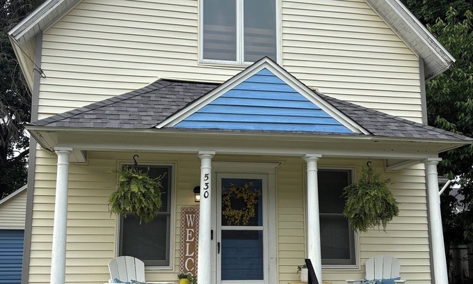 Manistee House | Sullivan Summer House - walk to downtown + beach