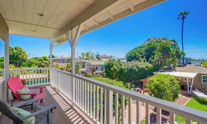 Bay Park Cottage | Summer at Safari Bay Hideaway-pet friendly yard!