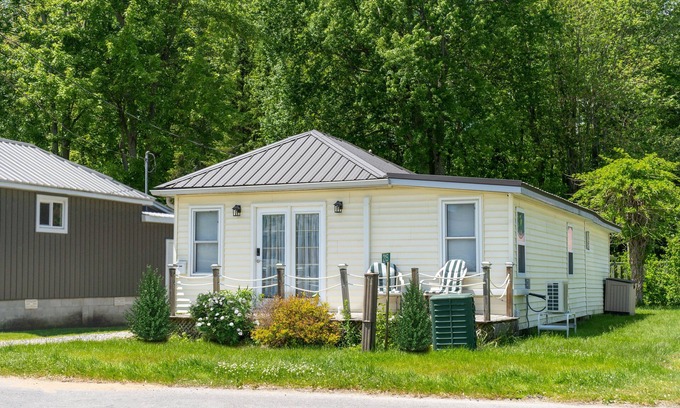 Turkey Point Cottage | Summer Beach Cottage 2min→beach @ Bamboo Chalet ~ steps from the beach n