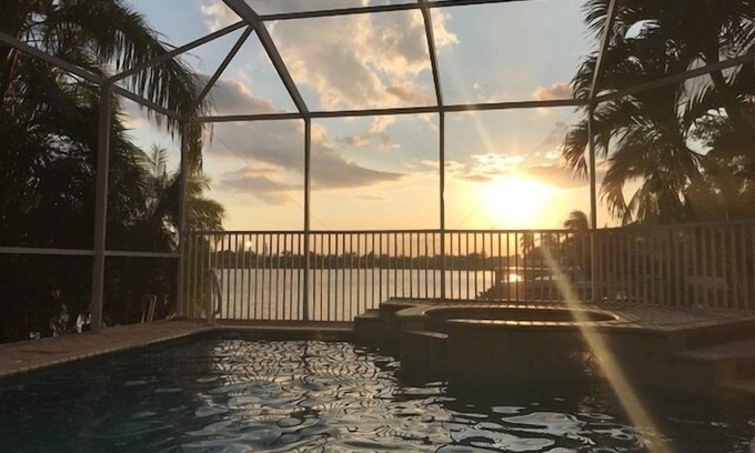 Eight Lakes House | Summer discounts! Lakefront electric-heated pool home w/spa and Western exposure - Villa Madison