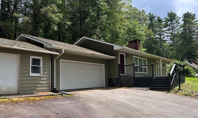 Tafton House | SUMMER IS HERE ! LAKE WALLENPAUPAK HOUSE IS CLOSE TO EVERYTHING IN THE POCONOS