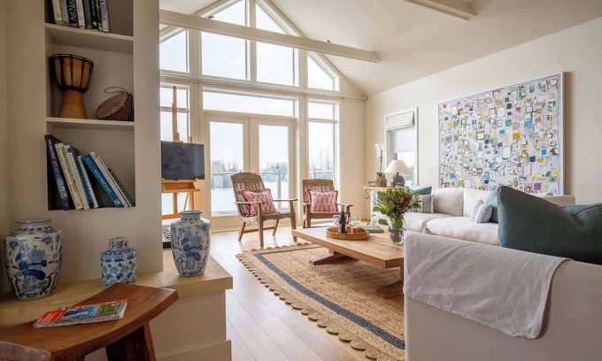 South Cerney House | Summer Lake | Lake house | Hot Tub + Rowing Boat