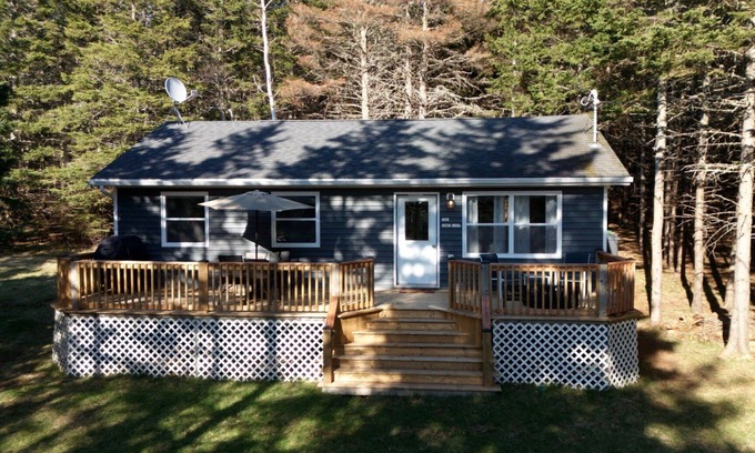 Stanley Bridge Cottage | Summer Twilight Cottage | Peaceful 2BR Retreat with Office, Deck & Firepit