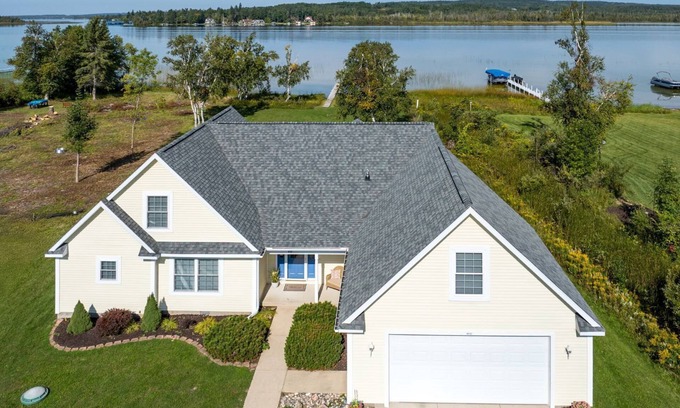 Ponshewaing House | Summerside Cape on Crooked Lake-Waterfront-Sunsets-Sleeps 12