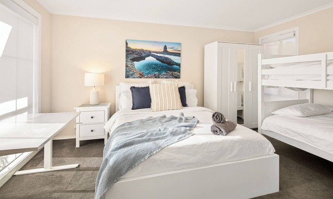 Sydenham House | Summery 4BR Home by Mel Airport CBD & Watergardens