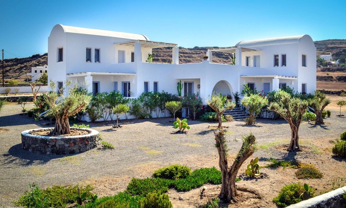 Kamari Apartment | Sun Anemos Resort, ''Gaia'' a cozy maisonette in front of the beach of Oia