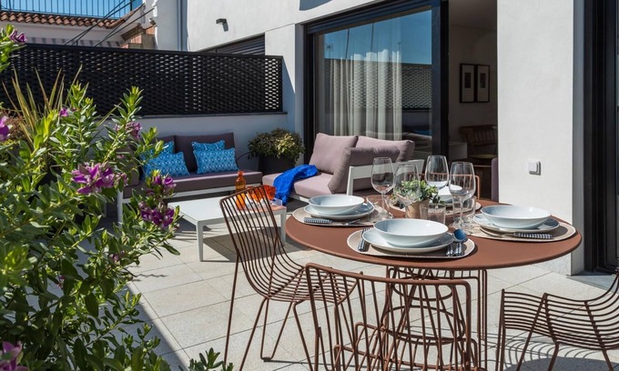 Santa Cruz Apartment | Sun bathed 2 bedroom apartment with terrace and views of the Cathedral