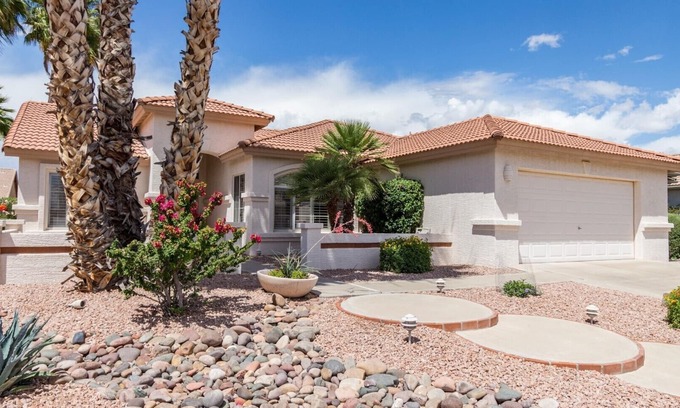 Oakwood House | Sun Lakes Oakwood with Putting Green and Golf Cart