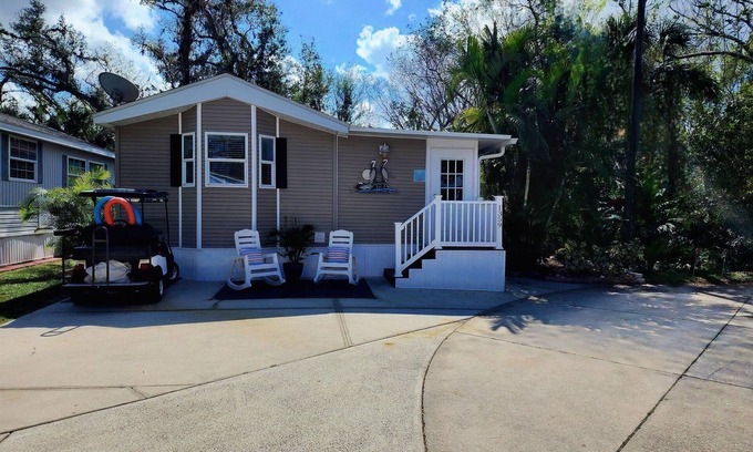 Braden River Cottage | Sun Outdoors: Clean, Private, Cozy & Loaded with Perks! Golf Cart Included