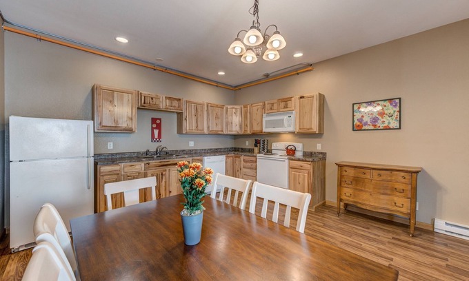 Pepin Condo | Sunbeam Condo - Beautiful 2 Bedroom Stay by Beach