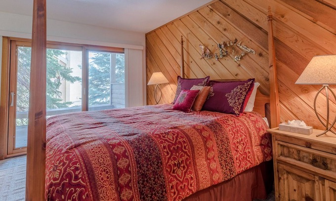 Elkhorn Village Condo | Sunburst Condo 2778 - Tri-level with Elkhorn Amenities & Hot Tub Onsite