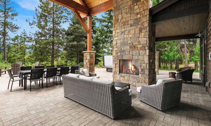 Roslyn House | Suncadia's Premier 7BR Estate! 5 Mstrs*6.5BA*Hot Tub*Fine Outdoor Living!