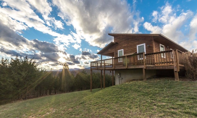 Rileyville Cabin | "Sundance" Spectacular Views on 54 Acres along Shenandoah River w/Hot Tub