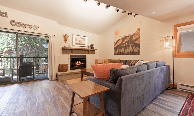 Four O'Clock Condo | Sundowner II Treeline Condo: Ski-In, Walk To Town/Lift