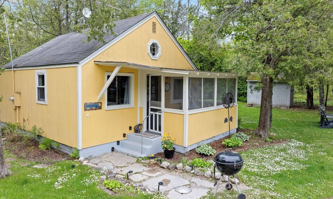 Baileys Harbor Cabin | Sunflower Cabin- Dog Friendly on Kangaroo Lake