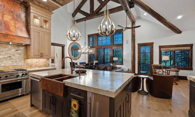 Avon House | Sunflower Chalet by Vail Butler – Ski In/Ski Out Access, Newly Renovated!