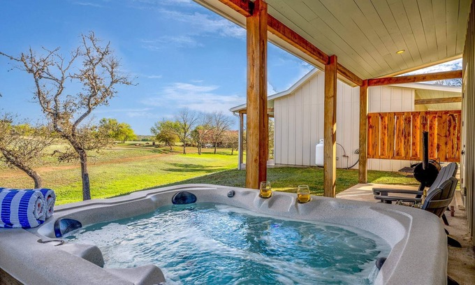 Comfort House | Sunflower Cottage, Hot Tub, Firepit, Sleeps 4!