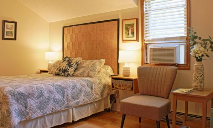 Charlevoix Bed & Breakfast | Sunflower Inn Bed & Breakfast - Plumeria Room