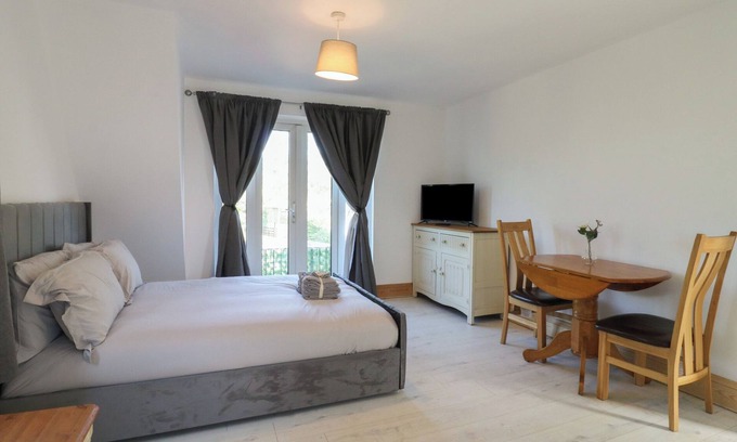 Earls Barton Cottage | SUNFLOWER, romantic, character holiday cottage in Northampton
