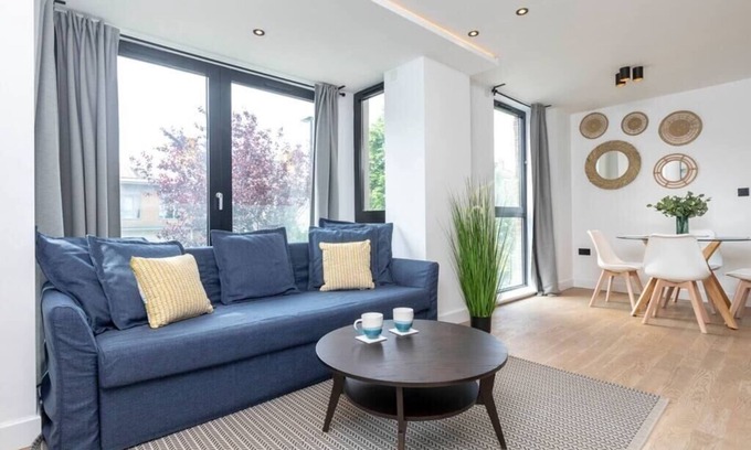 Kentish Town Apartment | Sunlit 2-Bed Urban Retreat with Modern Amenities