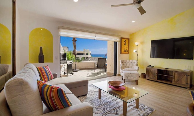 Centro Condo | Sunlit Oasis with Panoramic Ocean View at Terrasol