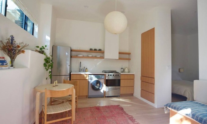 Sunset Junction Apartment | Sunlit Silver Lake Studio for the Holidays